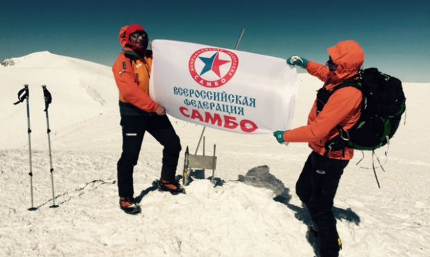 The flag of the Russian Sambo Federation was raised on Mount Elbrus