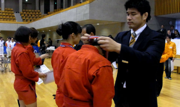 Японский «Король подхвата» вручил медали самбистам