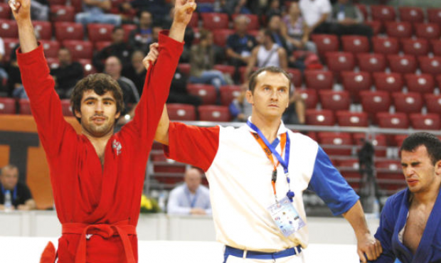 SAMBO wrestlers in red win more often than those in blue