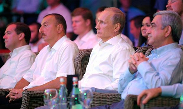 Владимир Путин помог подняться выпавшему с ринга самбисту