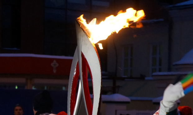 Olympic torchbearers - sambo players Anna Kharitonova and Mikhail Martynov [VIDEO]