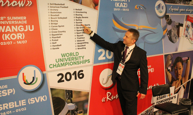 Исполнительный директор ФИАС Сергей Табаков показывает самбо в программе студенческих чемпионатов мира ФИСУ