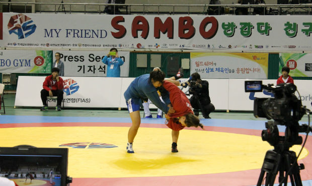 Sambo World Championship among youth and juniors. Day 1 [video]