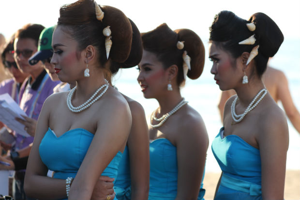 Девушки на турнире по пляжному самбо на Азиатских пляжных играх в Пхукете 2014
