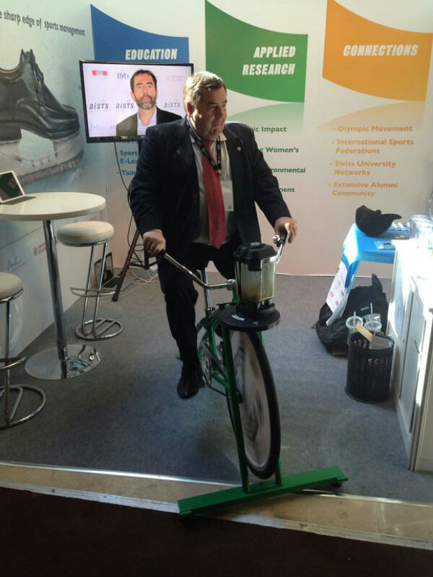 Президент ФИАС Василий Шестаков занимается велоспортом на стенде Международной Академии спортивной науки и технологии