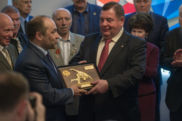 Василий Шестаков вручил Дмитрию Свищеву памятную награду