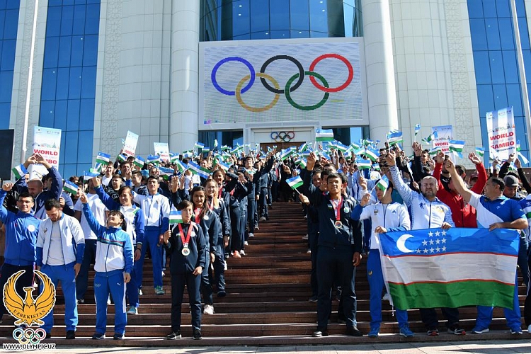 Самбисты Узбекистана провели большой флешмоб в Национальном олимпийском комитете страны