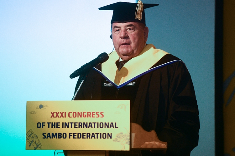 Президент ФИАС стал почетным доктором университета в Чхонджу
