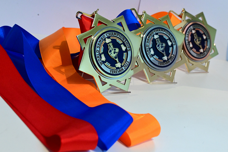 Победители и призеры 3-го дня Чемпионата мира по самбо 2023 в Армении