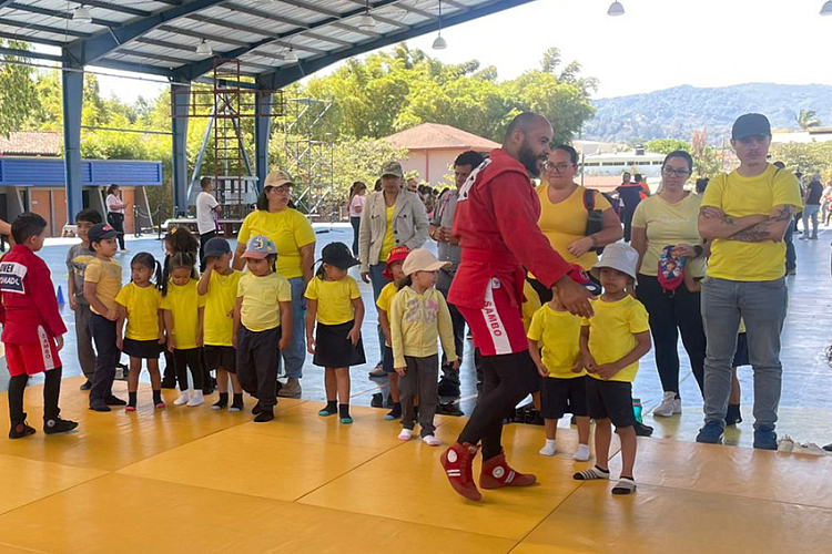 SAMBO Comes to Costa Rica's Sports Day: 150 Schoolchildren Try Their First Throws
