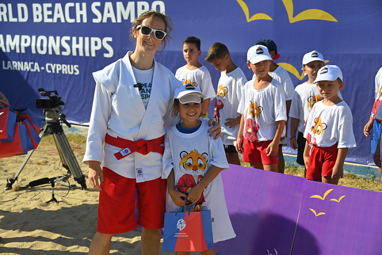 [ВИДЕО] Чемпионка за мир Лор Фурнье провела мастер-класс по самбо для детей на Кипре