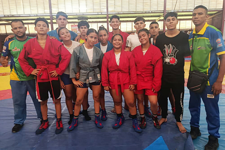 Более 300 участников на Молодежном первенстве Венесуэлы по самбо