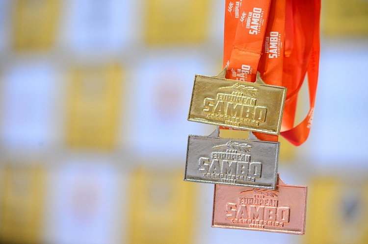 Победители и призеры 2 дня Молодежного первенства Европы по самбо в Лимасоле