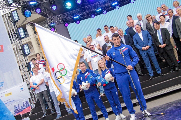 Artem Osipenko was awarded the banner of the Russian Olympic team 